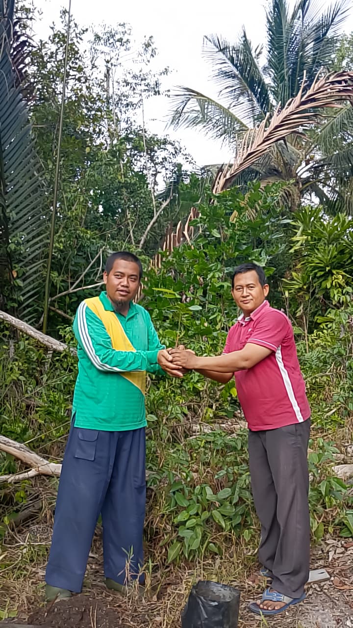 KUA Bunguran Barat Wujudkan Ekoteologi Kementerian Agama Melalui Penanaman Bibit Matoa dan Mangga